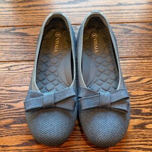 Vivaia Women's Denim Blue Claire Round Toe Ballet Flats size 40/9 & bonus bows